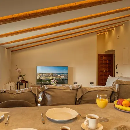 Liston Luxury Penthouse דירה
